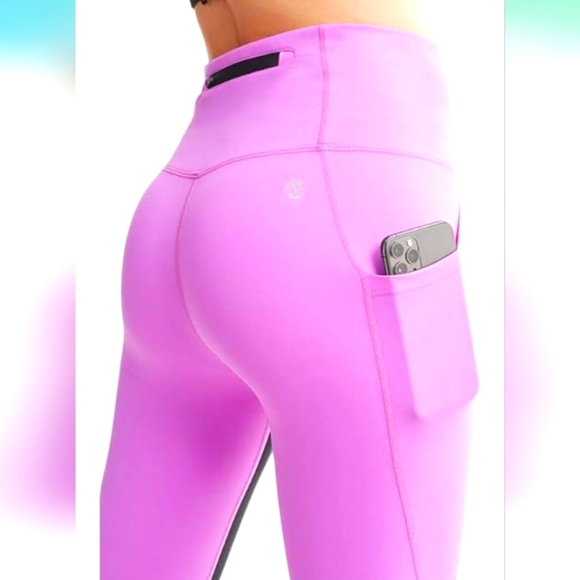 ALL ACCESS- Ultra High Rise Utility Pocket Legging in Future & Black. Size XS‎ - Picture 2 of 11